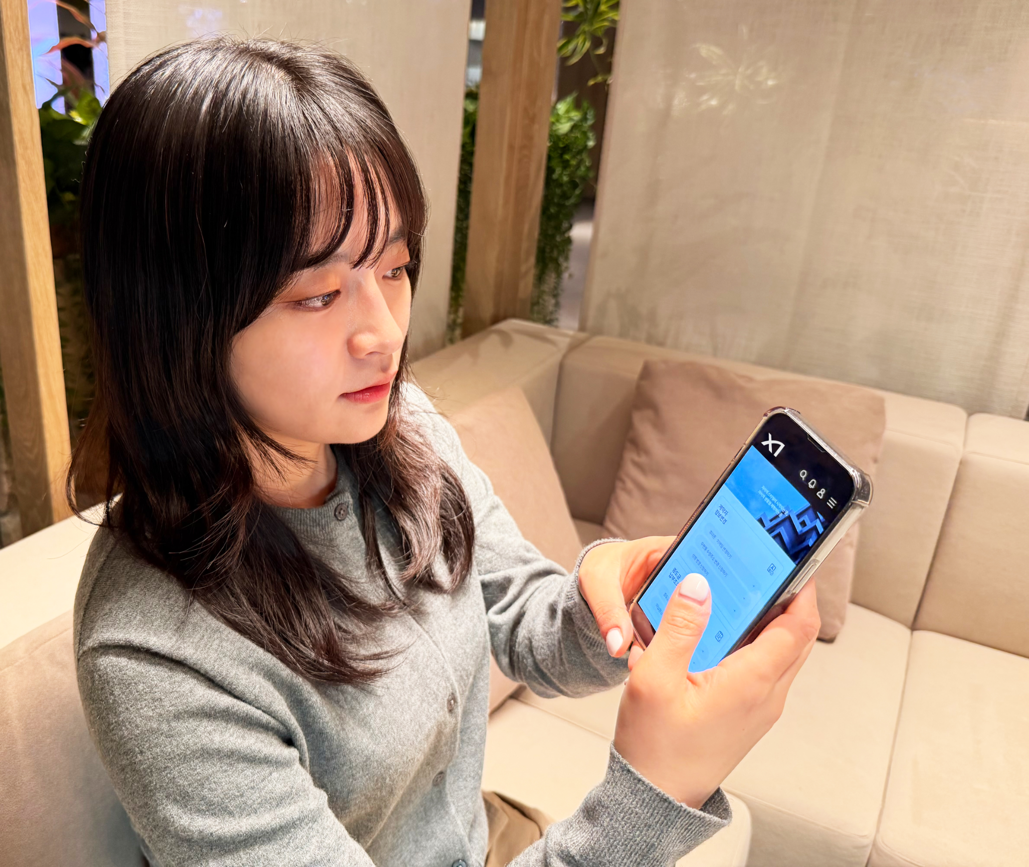 계약고객 통합서비스 ‘My 자이’를 시연하고 있는 모습./사진제공=GS건설