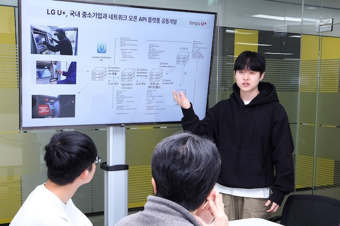 LG유플러스 임직원들이 네트워크 오픈 API 플랫폼에 대해 논의하고 있는 모습. /사진=LG유플러스
