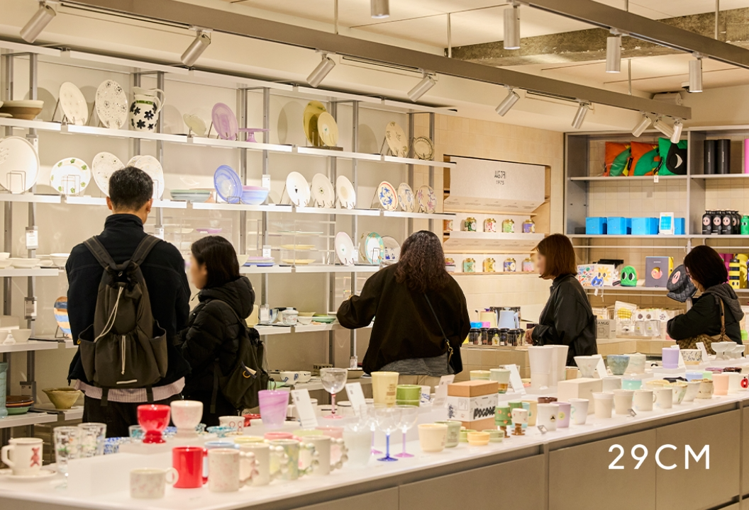 이구홈 성수 키친 존에서 상품을 둘러보는 고객들./사진제공=29CM