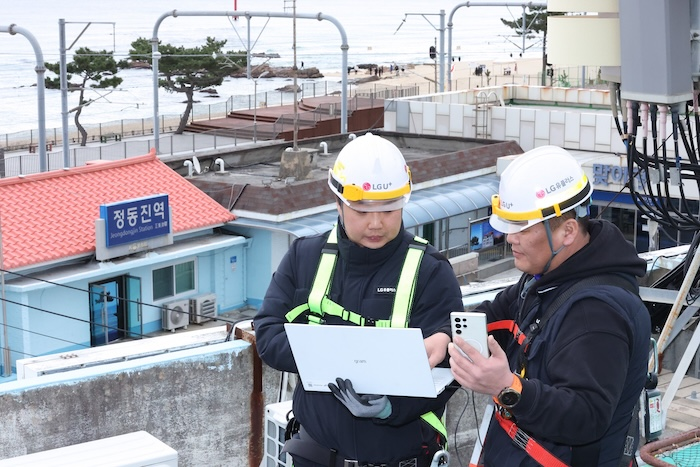 LG유플러스 임직원들이 강원 강릉시 정동진 인근에서 네트워크 장비를 점검하고 있는 모습. / 사진=LG유플러스