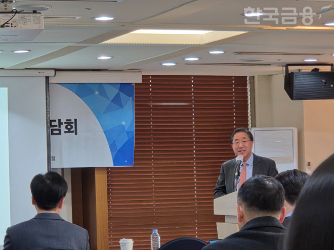 이남우 한국기업거버넌스포럼 회장이 23일 서울 프레스센터에서 열린 '코스피 5000시대 지속가능한 코리아 프리미엄을 위한 긴급 좌담회'에서 발표하고 있다. / 사진= 한국금융신문(2026.01.23)