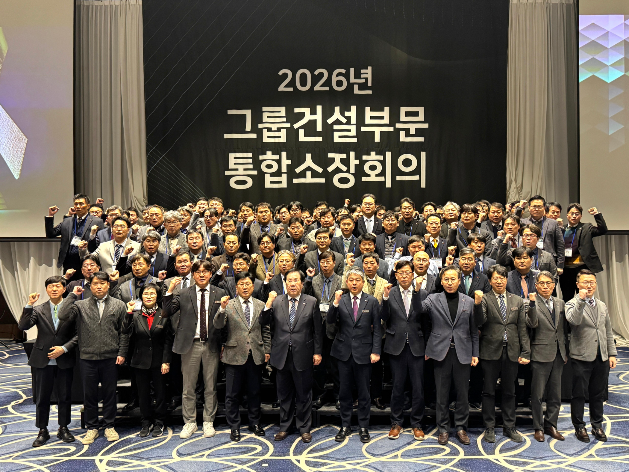 우오현 회장을 비롯한 SM그룹 건설 계열사 임원 및 현장소장들이 간담회에서 기념촬영을 하는 모습./사진제공=SM그룹