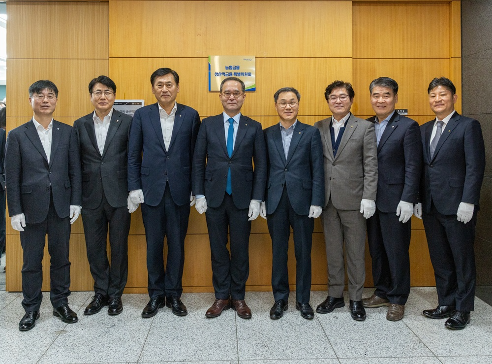 지난 23일, NH농협금융지주 이찬우 회장(왼쪽에서 네번째)과 위원들이 농협금융 생산적금융 특별위원회 현판식 후 기념촬영을 하고 있다.