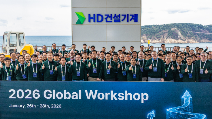 지난 26일 울산 동구 HD건설기계 GOC에서 진행된 '2026 글로벌 워크샵'에서 임직원과 해외 주재원이 기념 촬영을 하고 있다. / 사진제공=HD건설기계