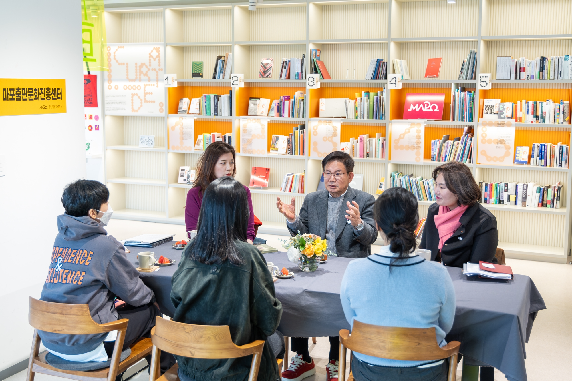 박강수 마포구청장이 마포출판문화진흥센터 입주기업 대표들과 소통하는 모습./사진제공=마포구