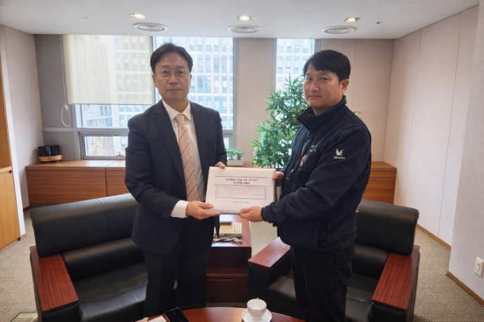 이동훈 수출입은행 부행장(왼쪽)과 김승구 KAI 노조위원장. /사진제공=KAI 노조