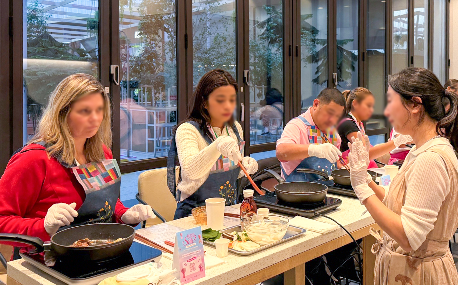 외국인 환승고객들이 현대백화점이 운영하는 환승투어를 체험하는 모습. /사진제공=현대백화점