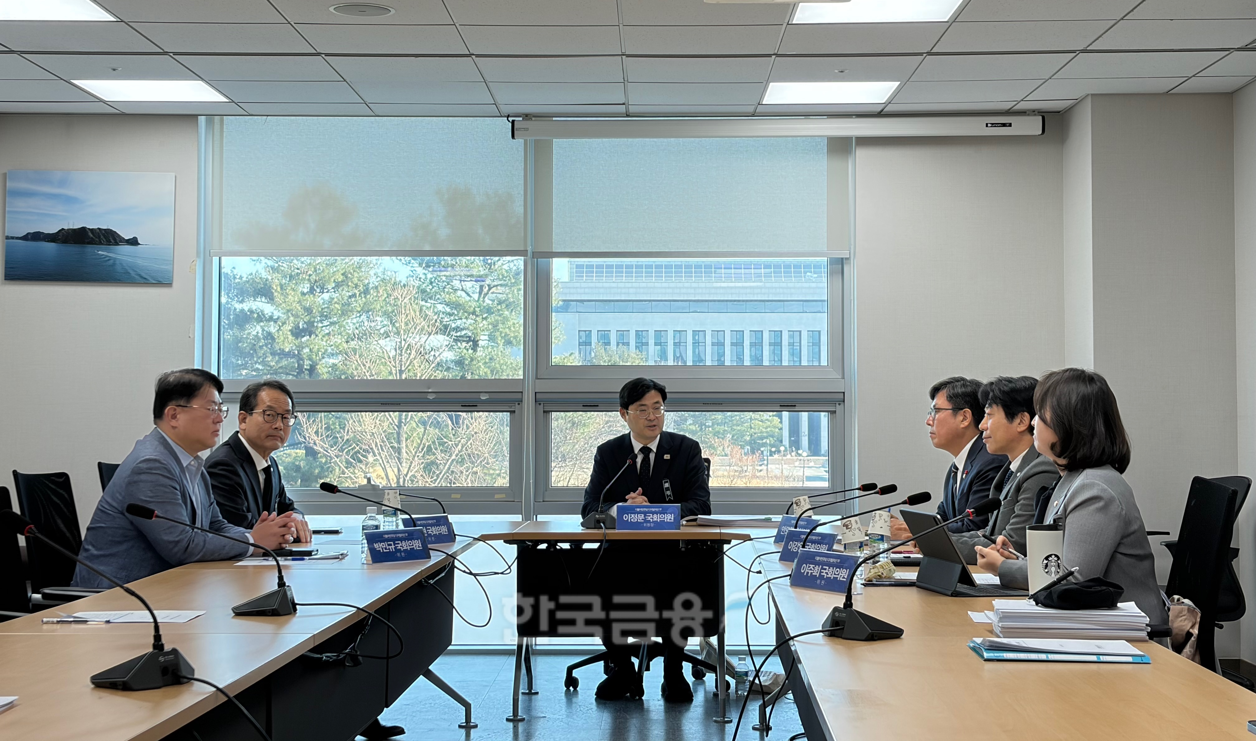 28일 여의도 국회의원회관에서 더불어민주당 디지털자산TF가 디지털자산기본법 통합안 논의를 위한 비공개 회의 전 얘기를 나누고 있다. 이날 TF 소속 의원 이정문·안도걸·이강일·강준현·박민규·이주희 의원 등이 참석했다. /사진= 한국금융신문(2026.1.28)