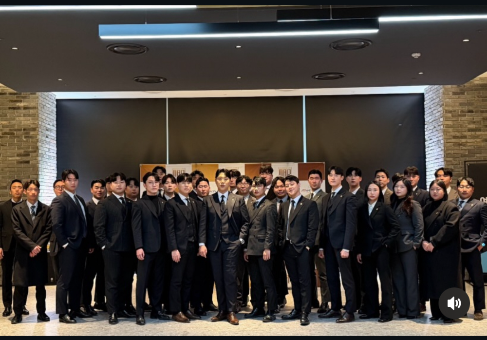 메타리치 MAP그룹 압도본부 소속 구성원들이 기념촬영을 하고 있다./사진=압도본부 제공