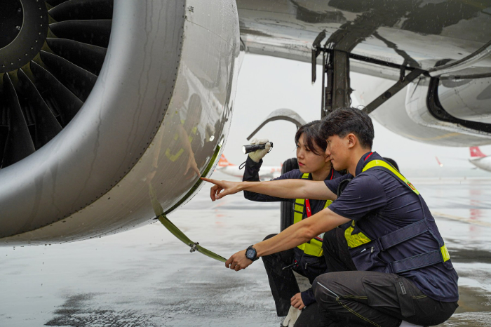 티웨이항공이 신입 인턴 정비사와 경력직 정비사, 정비 전문강사 채용에 나선다. /사진제공=티웨이항공