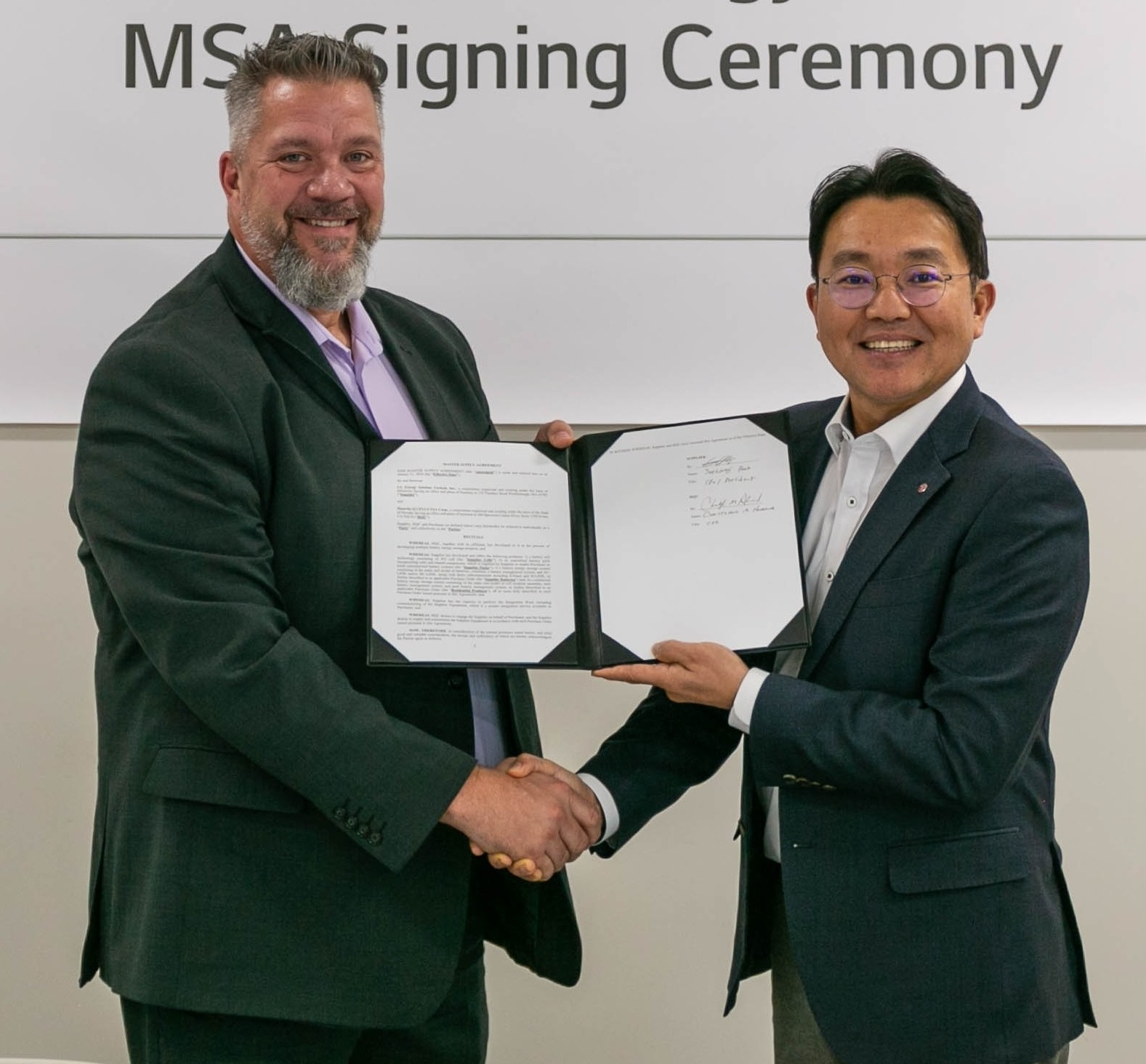 한화큐셀 크리스 호드릭 EPC 사업부장(왼쪽)과 LG에너지솔루션 버테크 박재홍 법인장. 사진제공=LG에너지솔루션