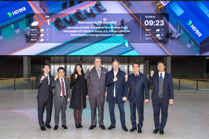 스티븐 퓨어(Stephen Fuhr) 캐나다 국방조달장관 일행이 HD현대 글로벌R&D센터에서 기념 촬영을 하고 있다. (오른쪽에서 두 번째부터) 박용열 HD현대중공업 함정사업본부장과 스티븐 퓨어 캐나다 국방조달장관, 필립 라포튠 주한 캐나다 대사. /사진제공=HD현대