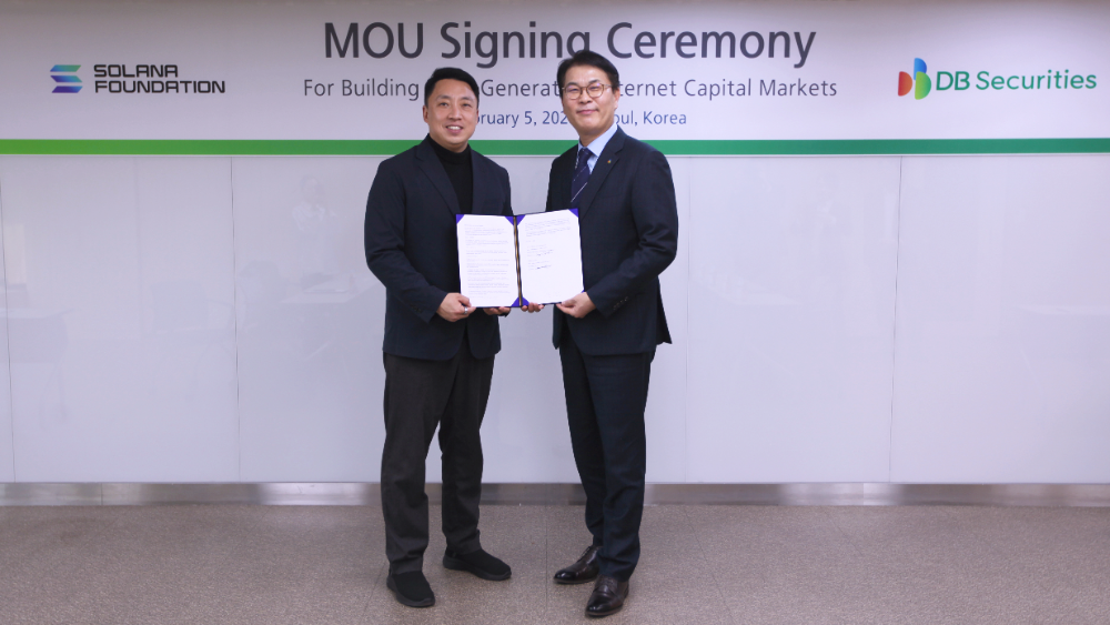 5일 DB증권 본사에서 이성산 솔라나 재단 한국 대표(왼쪽)와 장현일 DB증권 경영지원부문장(CFO)(오른쪽)이 업무 협약(MOU)을 체결하고 기념사진을 촬영하고 있다. / 사진제공= DB증권(2026.2.5)