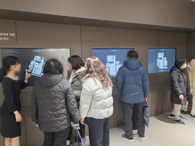 단지 평면도를 확인하는 방문객들./한국금융신문 조범형 기자