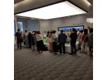 [포토뉴스] 래미안강남포레스트 8일 견본주택 오픈…단지 설명 듣는 소비자들