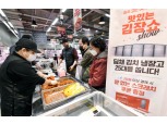 '갓 담근 김치와 수육을 한번에' 홈플러스, 김장김치 현장 판매