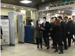 ‘뇌물공여 혐의’ 신동빈 롯데 회장, 1심선고 출석…‘묵묵부답’