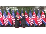 [북미정상회담] 악수 나누는 김정은 북한 국무위원장과 도널드 트럼프 미국 대통령