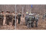 비무장지대(DMZ) 남북 전술도로 연결...군사분계선서 남북 군인들 악수·대화도