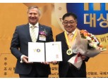 '태양광 1위' 한화큐셀, 소비자대상서 글로벌베스트컴퍼니 수상