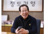 40세 치킨집 차려 100만명 기업으로...권원강 교촌F&B 회장 공식 은퇴