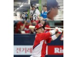 '팬서비스 논란' 김선빈, 10대 팬에 눈길 한번 안 준 채…"투명 인간 취급?" 비난多
