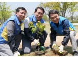 [포토] 조용병 신한금융 회장, 글로벌 원신한 자원봉사 나무심기 활동