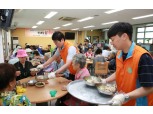 한국거래소, 초복 맞이 어르신 및 장애인 근로자 찾아 삼계탕 배식 봉사