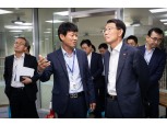 은성수 금융위원장 첫 기업 현장행보는 '소·부·장'…"전용펀드 조성"