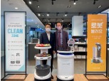 KT, 용산 전자랜드에 '로봇관' 오픈…서비스·방역로봇 시연