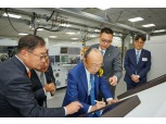 김승연 한화 회장, 삼남 김동선과 판교 연구기지 방문…"독보적 혁신기술로 글로벌 시장 이끌어야"