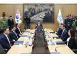 '깜짝' 금리인하 11월 금통위원 "성장세 예상보다 약할 것…경기 하방압력 대응 시급" 다수결 지지