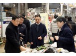 강원랜드 임직원, 설맞이 전통시장 이용 행사 진행…지역사회 온기