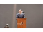 고개 숙인 유영상 SKT 대표 “유심 해킹 사과…모든 고객 유심 무료 교체”