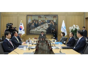 '10연속 금리동결' 4월 금통위원, 물가 주목…"기대인플레 안정 중요한 시기"